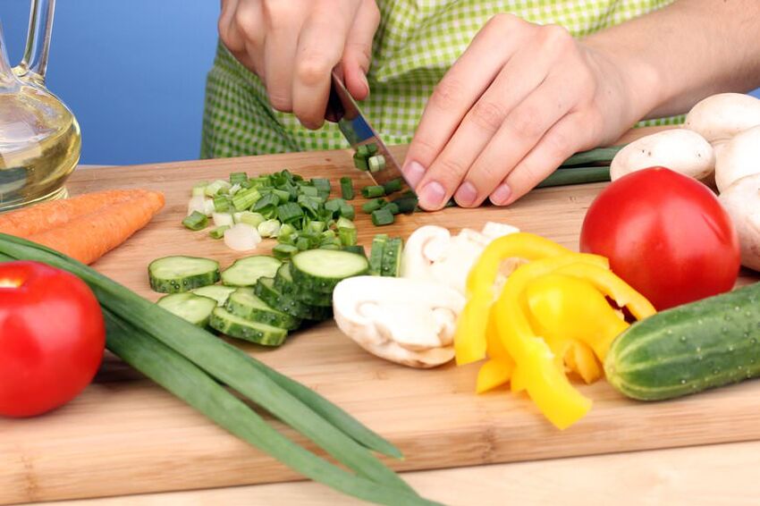 Preparando salada de legumes para a etapa Cruzeiro da dieta Dukan