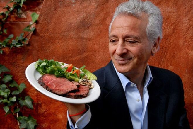 Pierre Ducan com um prato de carne e legumes